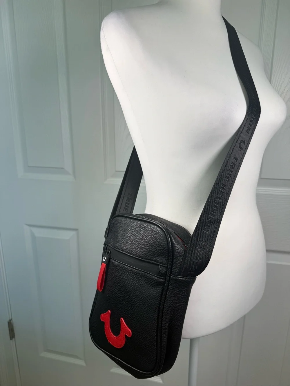 True Religion Nowak Crossbody Bag Black Faux Leather Red Zipper Logo Excellent